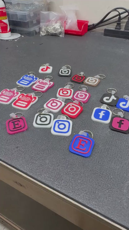 Custom 3D-Printed NFC Keychains – Tap-to-Share Socials, Websites & Links